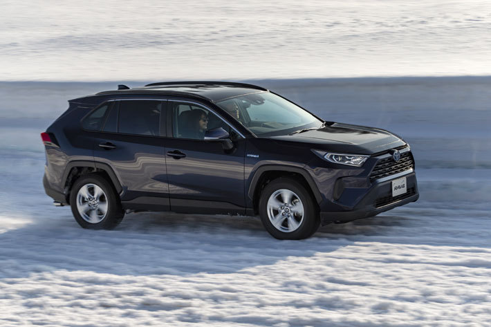 トヨタ 新型RAV4 HYBRID X(E-Four／ボディカラー：ダークブルーマイカ)[雪上試乗会／トヨタ自動車士別試験場(北海道)]