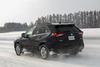 トヨタ 新型RAV4 HYBRID X(E-Four／ボディカラー：ダークブルーマイカ)[雪上試乗会／トヨタ自動車士別試験場(北海道)]