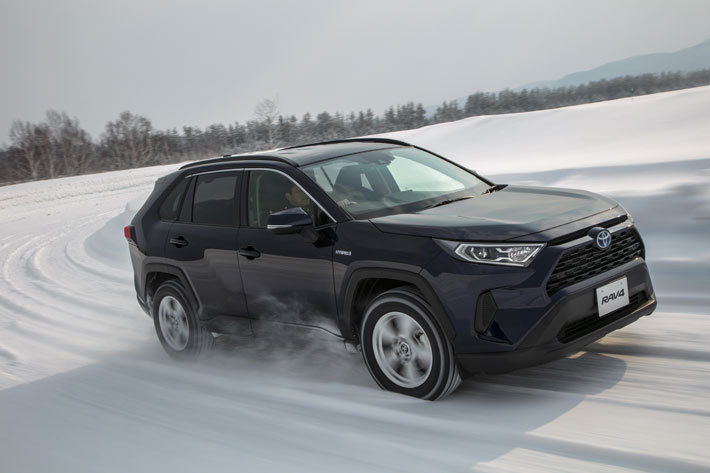 トヨタ 新型RAV4 HYBRID X(E-Four／ボディカラー：ダークブルーマイカ)[雪上試乗会／トヨタ自動車士別試験場(北海道)]