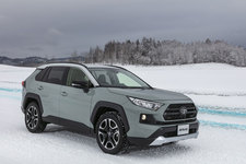 トヨタ 新型RAV4 Adventure(ダイナミックトルクベクタリングAWD／ボディカラー：アーバンカーキ×アッシュグレーメタリック)[雪上試乗会／トヨタ自動車士別試験場(北海道)]