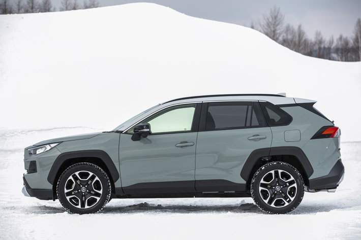 トヨタ 新型RAV4 Adventure(ダイナミックトルクベクタリングAWD／ボディカラー：アーバンカーキ×アッシュグレーメタリック)[雪上試乗会／トヨタ自動車士別試験場(北海道)]