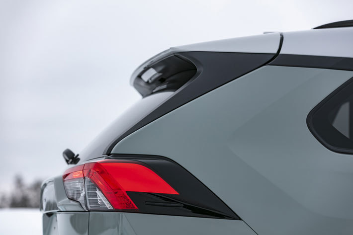 トヨタ 新型RAV4 Adventure(ダイナミックトルクベクタリングAWD／ボディカラー：アーバンカーキ×アッシュグレーメタリック)[雪上試乗会／トヨタ自動車士別試験場(北海道)]