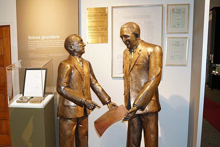 ボルボ創設者のアッサール・ガブリエルソン氏とグスタフ・ラーソン氏の銅像