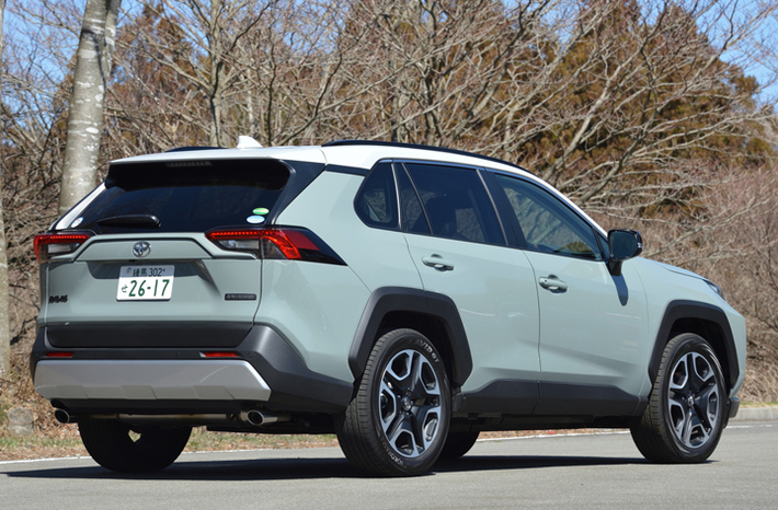 そんなRAV4は2019年に北米だけで44万台以上を売り、アメリカ国内の新車で最も売れた車種に輝いています。ただ日産もモデル末期ながら、現行型ローグ(エクストレイル・T32型)と兄弟車のローグスポーツ(キャシュカイ)と合わせれば約35万台を販売していて、かなり善戦中ではあります。