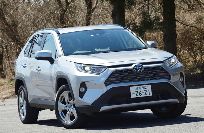 RAV4は昨今のSUVにしては珍しくカクカクしたボディの持ち主。RAV4だけで4WDシステムを数種類ラインアップしているだけあり、悪路走破性に力を入れているのだ