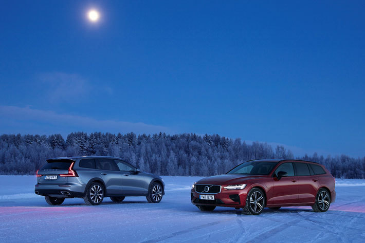 ▲(左)V60クロスカントリー／(右)ステーションワゴンのV60[欧州仕様車]