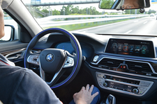 BMW、国内モデル初「ハンズ・オフ機能付き渋滞運転支援システム」を導入