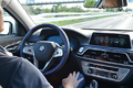 BMW、渋滞中に手離しで運転できる「ハンズオフ機能」を国内初導入