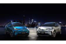 トヨタ EV「C-HR」（左）「IZOA」（右）