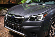 スバル 新型アウトバックを世界初公開