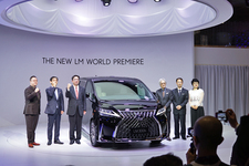LEXUS初のミニバンLEXUS LM300h【上海ショー2019】(撮影：加藤 博人)