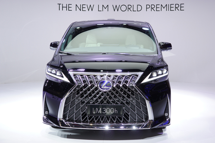 LEXUS初のミニバンLEXUS LM300h【上海ショー2019】(撮影：加藤 博人)