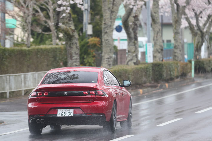 プジョー 新型508 GT BlueHDi(2リッターターボディーゼル／ボディカラー：アルティメット・レッド)