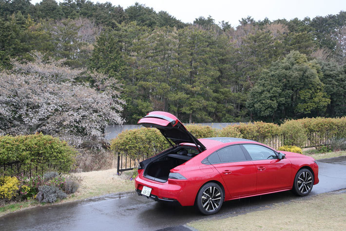 プジョー 新型508 GT BlueHDi(2リッターターボディーゼル／ボディカラー：アルティメット・レッド)