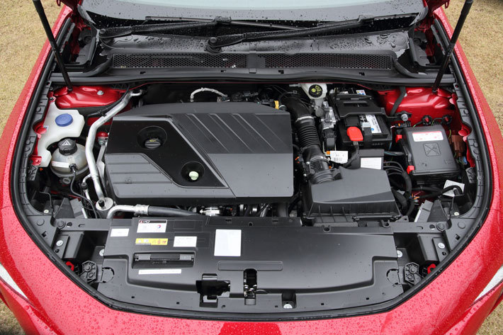 プジョー 新型508 GT BlueHDi(2リッターターボディーゼル／ボディカラー：アルティメット・レッド)