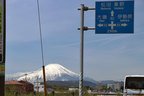 [一般道チーム]平塚市郊外から観る富士山。4月末(取材日：4/28)だというのにまた前日に積雪があったようだ。【2019GW渋滞対決！VOL.3 東名高速 vs 一般道】