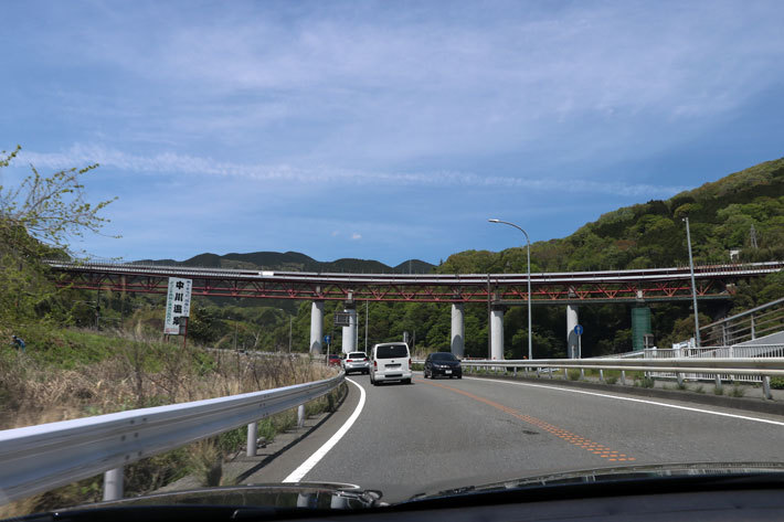 [一般道チーム]目の前には東名高速道路の高架橋が。そして上を走る車も・・・流れてる！！(国道246号線山北付近にて)【2019GW渋滞対決！VOL.3 東名高速 vs 一般道】