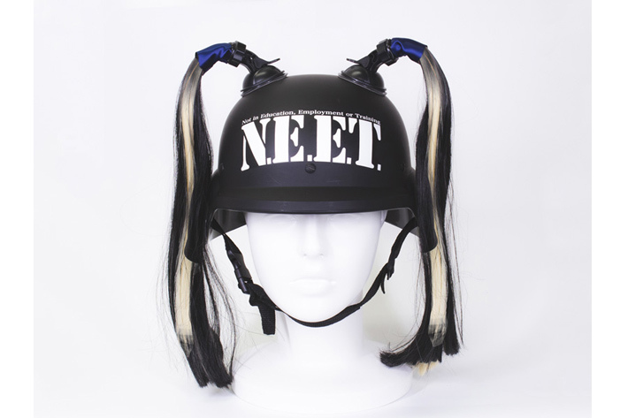 ヘルメットに“つけ毛”はヤバすぎる！？ ヘルメットに吸盤で装着できる