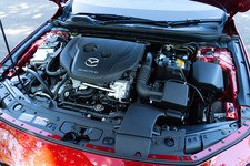 マツダ 新型MAZDA3 ファストバック（ソウルレッドクリスタルメタリック）