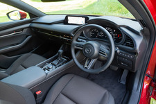 マツダ 新型MAZDA3 ファストバック（ソウルレッドクリスタルメタリック）