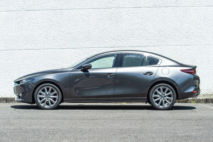 マツダ 新型MAZDA3 セダン（マシーングレープレミアムメタリック）