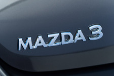 マツダ 新型MAZDA3 セダン（マシーングレープレミアムメタリック）
