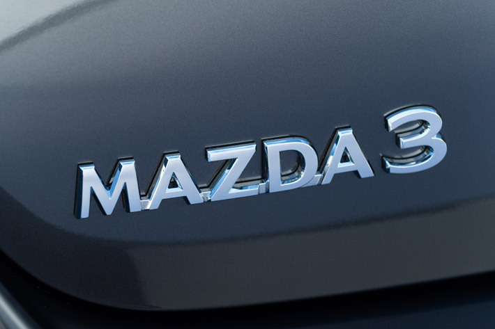 マツダ 新型MAZDA3 セダン（マシーングレープレミアムメタリック）