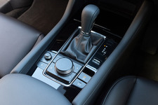 マツダ 新型MAZDA3 セダン（マシーングレープレミアムメタリック）