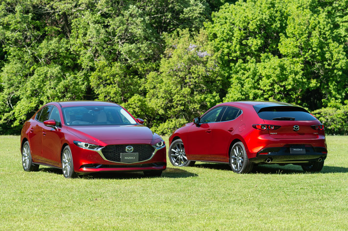 マツダ 新型MAZDA3 セダン（ソウルレッドクリスタルメタリック）＆ファストバック（ソウルレッドクリスタルメタリック）