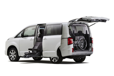 三菱 新型デリカ D:5に福祉車両が登場