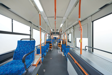 日野自動車、国産初のハイブリッド連節バスを発売