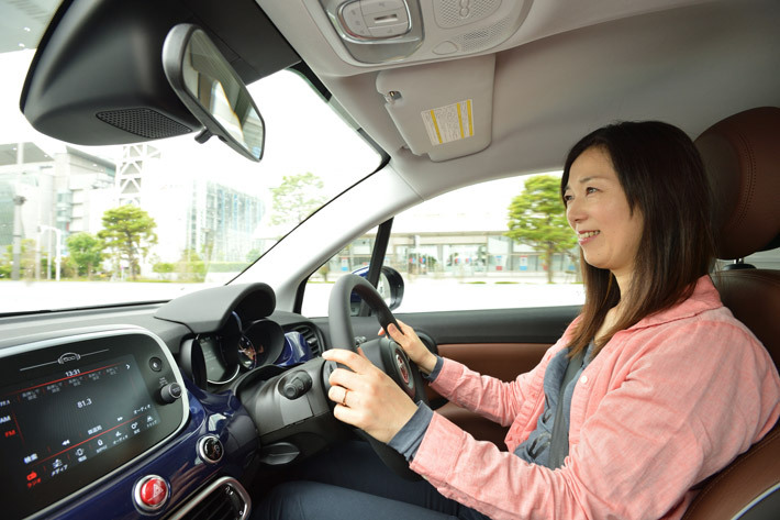 厚底やヒールでの運転は危険 クルマ好き女子は 置きシュー 常備を 業界先取り 業界ニュース 自動車ニュース21国産車から輸入車まで Mota