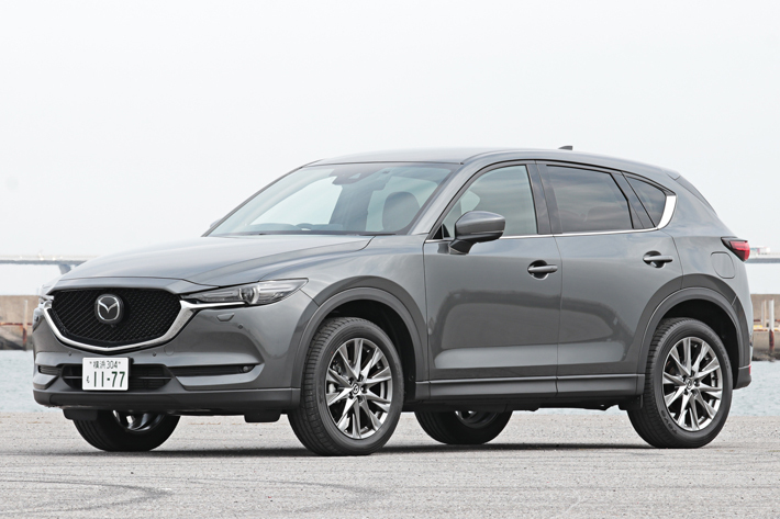 CX-5は王道の「マシングレープレミアムメタリック」。ブラックだと無難すぎて少し物足りない方にはこちらのグレーだと抜け感もあり、オシャレに見えるかもしれないですね。