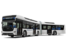 いすゞ 東京オリンピックに向け”2両編成”バスで大量輸送｜国産初のハイブリッド連節バスを発売
