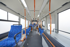 いすゞ 国産初のハイブリッド連節バス「エルガデュオ」を発売