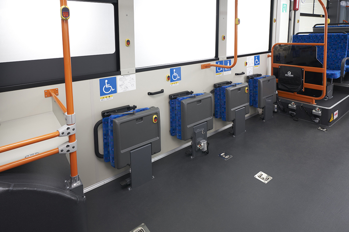 いすゞ 国産初のハイブリッド連節バス「エルガデュオ」を発売