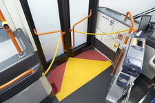 いすゞ 国産初のハイブリッド連節バス「エルガデュオ」を発売