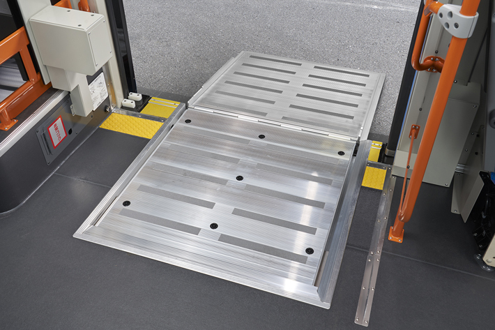 いすゞ 国産初のハイブリッド連節バス「エルガデュオ」を発売