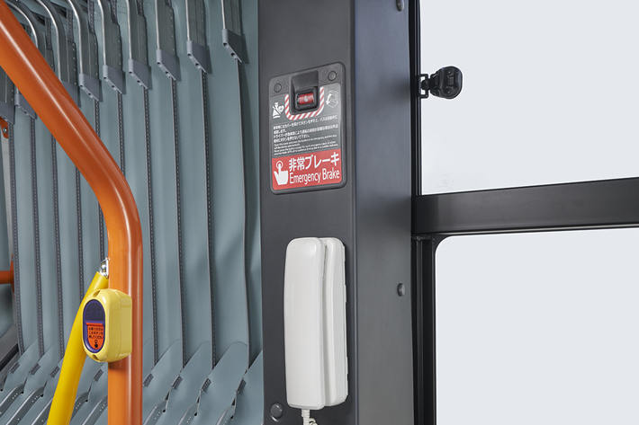 いすゞ 国産初のハイブリッド連節バス「エルガデュオ」を発売