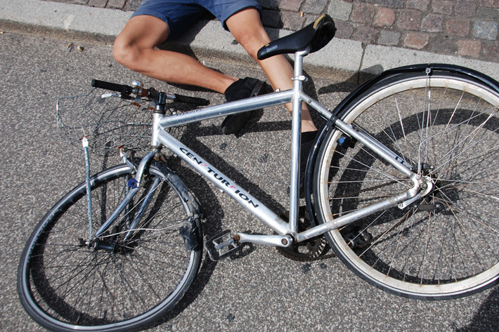 自転車 車道 ひかれそうになる