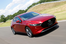 マツダ 新型MAZDA3 ファストバック