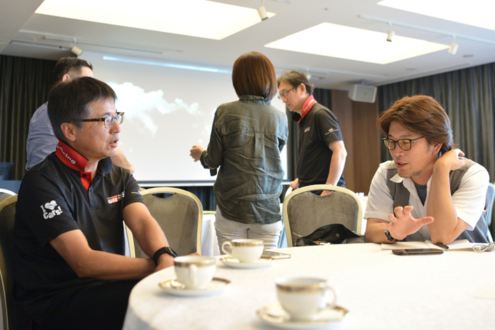（左）GAZOO Racing Company GR開発統括部 チーフエンジニアの多田哲哉氏 （右）モータージャーナリストの山田弘樹氏