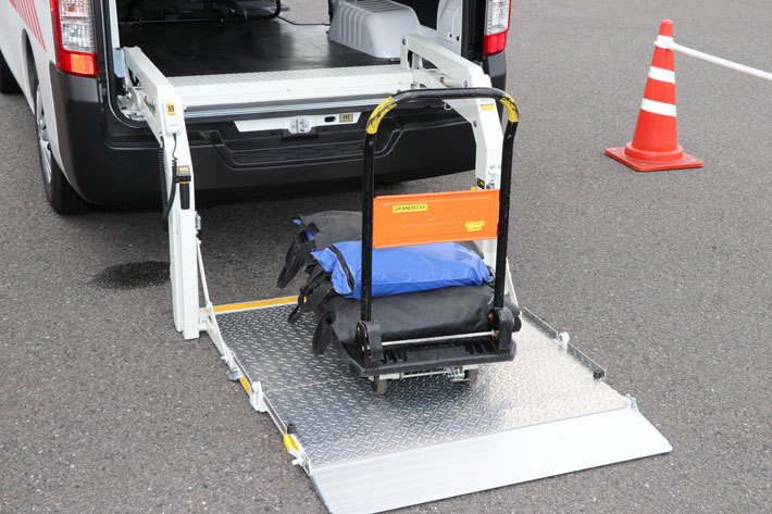 日産 NV350キャラバン リフター架装車【#日産あんばさだー はたらくクルマ取材会／2019年6月11日(火)・会場：グランドライブ(神奈川県横須賀市)】