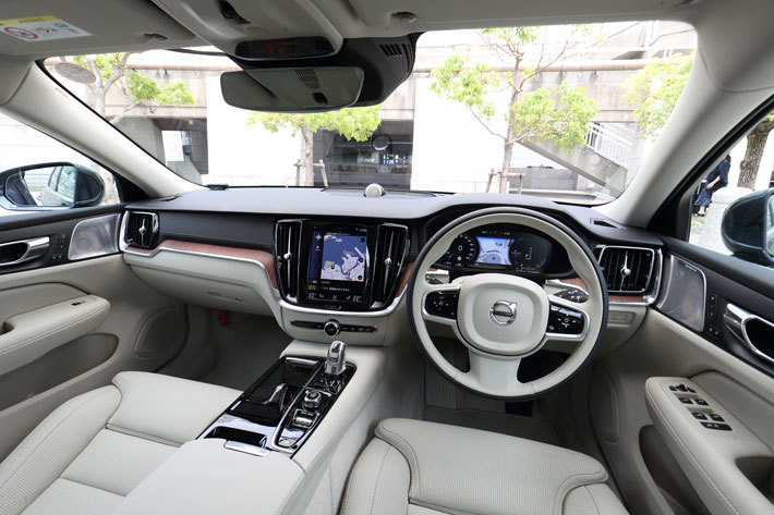 ボルボ V60 T6 Twin Engine AWD Inscription[4WD・プラグインハイブリッドモデル]