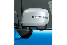 スズキ、小型乗用車「クロスビー」に 特別専用色「スターシルバーエディション」を設定して発売