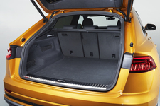 アウディ クーペスタイルのフルサイズSUV、Audi Q8を新発売