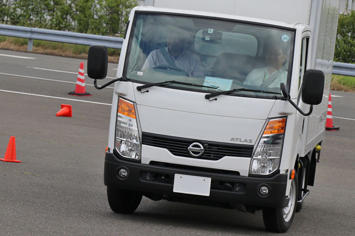 小型トラックをテストする自動車ライター 中込 健太郎氏