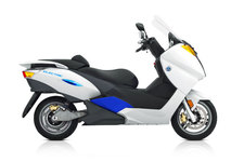 ルーフ付き大型電動バイク「AD-4」を限定発売