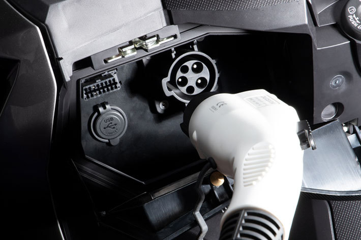 ルーフ付き大型電動バイク「AD-4」を限定発売