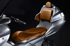 ルーフ付き大型電動バイク「AD-4」を限定発売